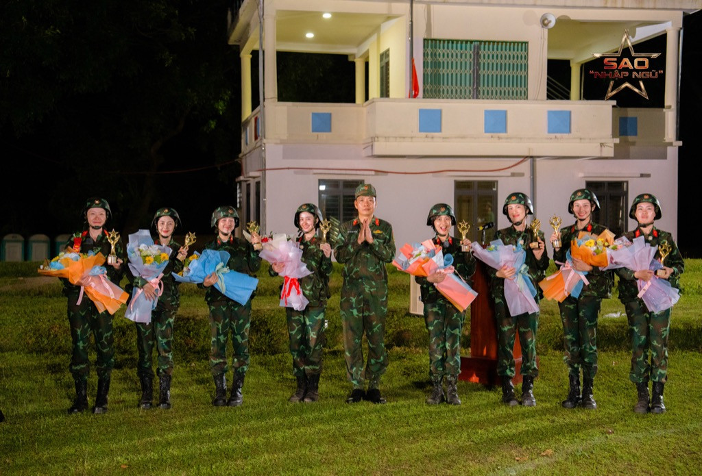 Uyển Ân, Jun Vũ, Mie, Liz Kim Cương, MisThy, Phương Anh Đào, Pháo, Thùy Tiên xúc động khép lại hành trình tại Sao Nhập Ngũ 2024. Uyển Ân, Jun Vũ, Mie, Liz Kim Cương, MisThy, Phương Anh Đào, Pháo, Thùy Tiên xúc động khép lại hành trình tại Sao Nhập Ngũ 2024.