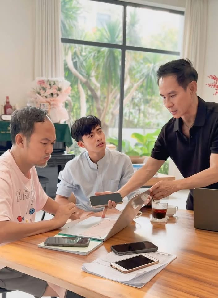 Lê Tuấn Khang chăm chú tập thoại cùng đạo diễn Lý Hải, diễn viên Long Đẹp Trai.