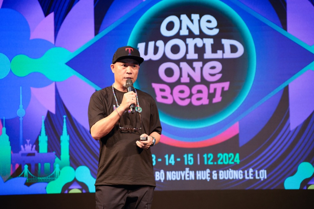 Nhạc sĩ Huy Tuấn - Tổng Đạo diễn chương trình. Nhạc sĩ Huy Tuấn - Tổng Đạo diễn chương trình.