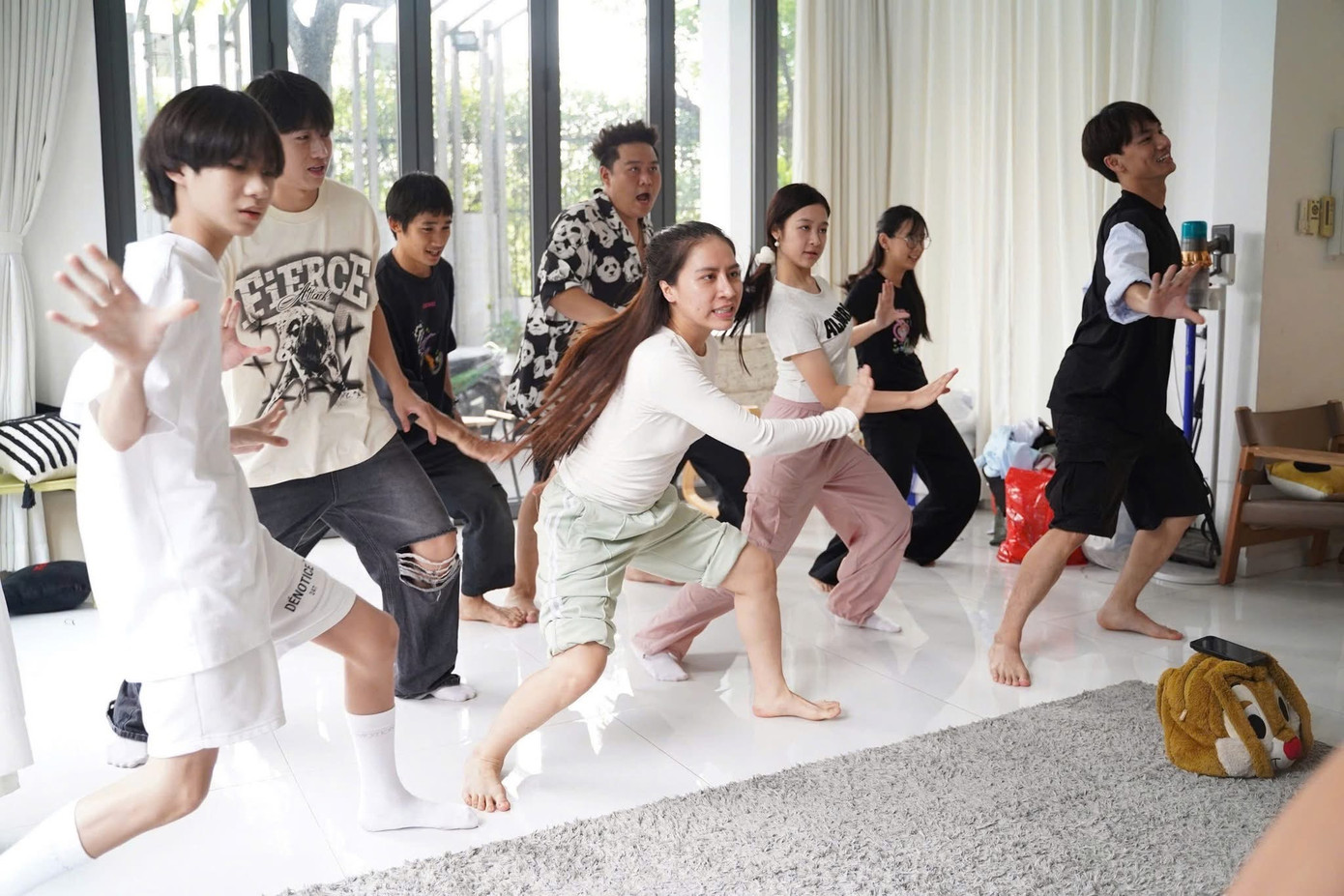 Dàn diễn viên tập nhảy cùng nhau.