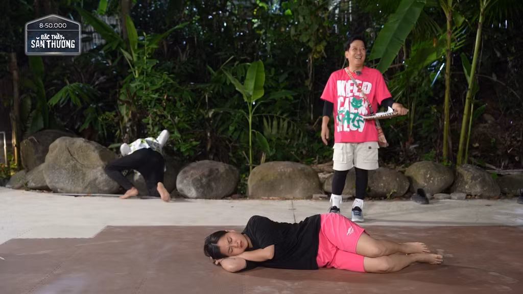 Lâm Vỹ Dạ và Mạc Văn Khoa cũng có màn "song kiếm hợp bích" ăn ý trong tập này. Lâm Vỹ Dạ và Mạc Văn Khoa cũng có màn "song kiếm hợp bích" ăn ý trong tập này.