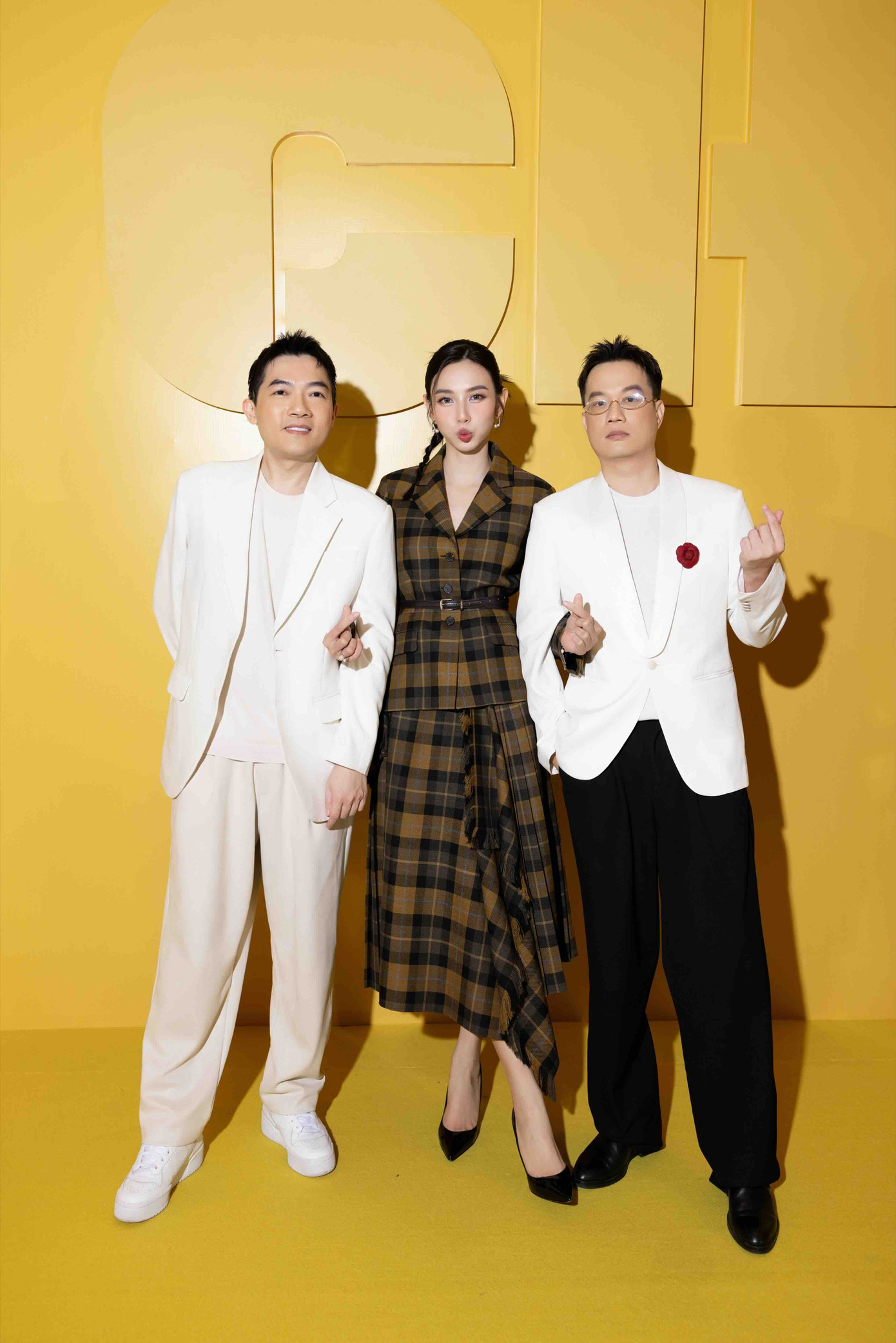 Tại sự kiện, Thùy Tiên rạng rỡ bên cạnh bộ đôi đạo diễn Bảo Nhân và Nam Cito. Tại sự kiện, Thùy Tiên rạng rỡ bên cạnh bộ đôi đạo diễn Bảo Nhân và Nam Cito.