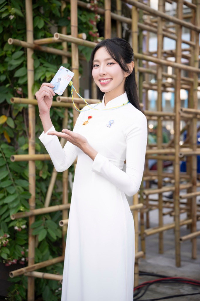 Thùy Tiên xuất hiện xinh đẹp, tinh tế tại Đại hội trong tà áo dài truyền thống.