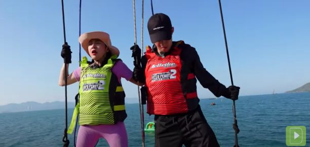 Thử thách treo lơ lửng trên cao khiến Tín Nguyễn, Viên Vibi khá lo lắng và hoảng sợ.