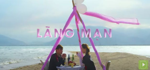 Khoảnh khắc hẹn hò lãng mạn của Hoa hậu Tiểu Vy và Trần Nhậm trên bãi biển Nha Trang cũng khiến người xem vô cùng tò mò.