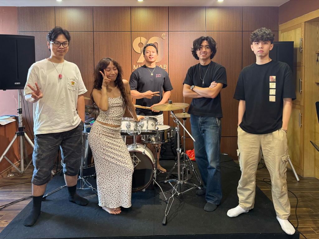 Mỹ Anh tập luyện cùng band cho tiết mục đặc biệt sắp tới tại Asia Song Festival.