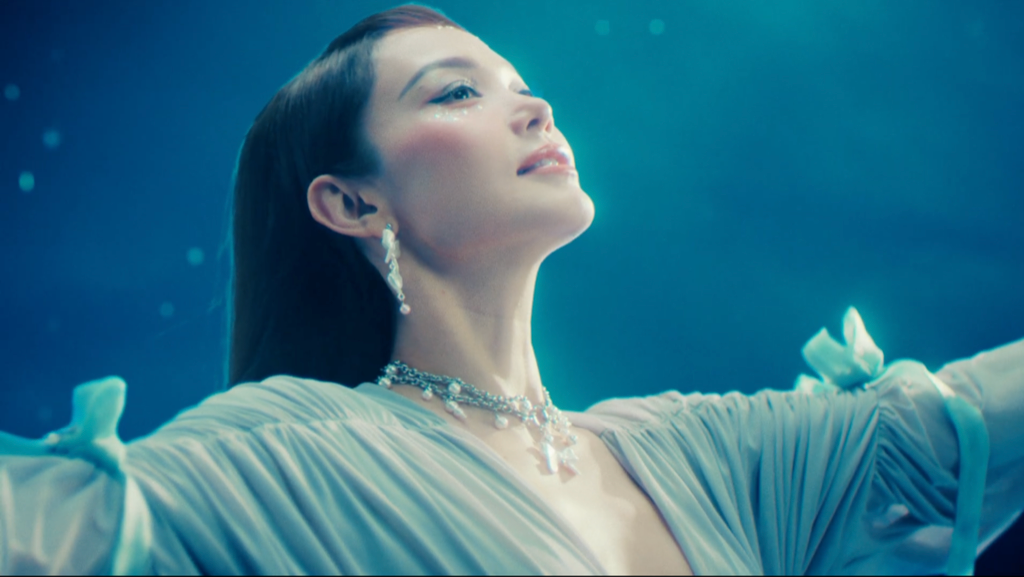 Minh Hằng không làm fan thất vọng với nhan sắc phát sáng.