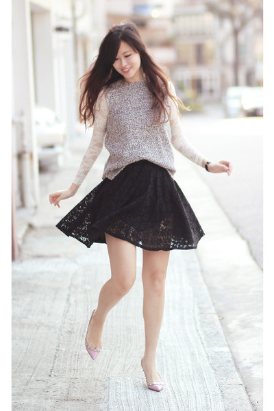 Mix váy ngắn cùng với tất cao quá đầu gối sẽ đem lại cho bạn vẻ dễ thương mà vẫn rất cá tính. Vẻ đẹp dịu dàng và dễ thương của chân váy xòe kết hợp với vẻ đẹp thanh lịch của áo sơ mi tạo nên một phong cách cực hoàn hảo. Váy ngắn + áo pull = một phong cách đậm chất teen Thêm áo khoác nhẹ nhàng cho ngày trở gió Áo sơ mi diện trong áo len hoặc áo pull mix cùng chân váy sẽ đem lại cho bạn vẻ trẻ trung thanh lịch.