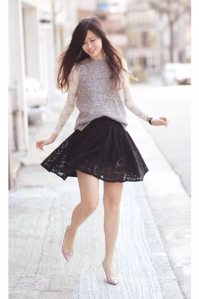 Mix váy ngắn cùng với tất cao quá đầu gối sẽ đem lại cho bạn vẻ dễ thương mà vẫn rất cá tính. Vẻ đẹp dịu dàng và dễ thương của chân váy xòe kết hợp với vẻ đẹp thanh lịch của áo sơ mi tạo nên một phong cách cực hoàn hảo. Váy ngắn + áo pull = một phong cách đậm chất teen Thêm áo khoác nhẹ nhàng cho ngày trở gió Áo sơ mi diện trong áo len hoặc áo pull mix cùng chân váy sẽ đem lại cho bạn vẻ trẻ trung thanh lịch.
