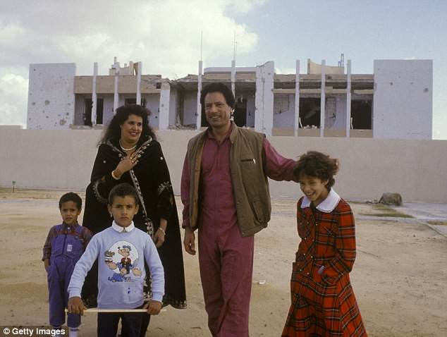 Gia đình ông Gaddafi ở bên ngoài khu dinh thự được vào năm 1986. Ảnh: Getty Images.