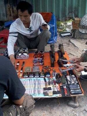 Mua hàng nóng trên đường Nguyễn Kiệm, Gò Vấp. Ảnh: T.N