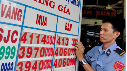 Nhân viên một tiệm vàng ở TP.HCM phải thay đổi giá liên tục trong ngày 3-8. Ảnh: Thanh Đạm