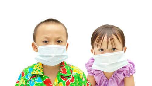 Trẻ hên nênđeo khẩu trang khi ra ngoài đườngngày Tết. Trẻ hên nênđeo khẩu trang khi ra ngoàingày Tết.