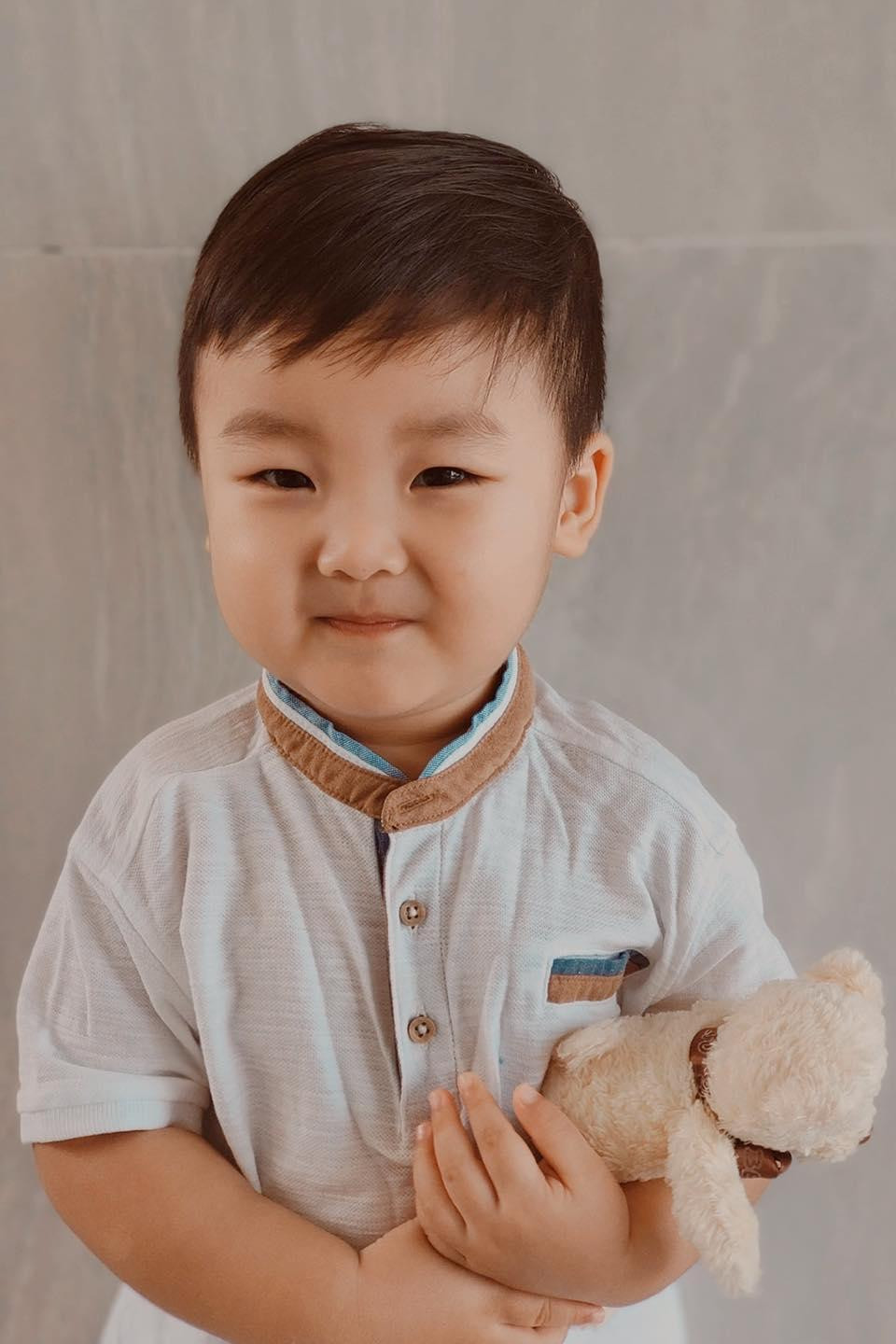 Cứ với đà này, bé Bo sẽ sớm "vượt mặt" độ hot của mẹ Hòa thôi! Cứ với đà này, bé Bo sẽ sớm "vượt mặt" độ hot của mẹ Hòa thôi!