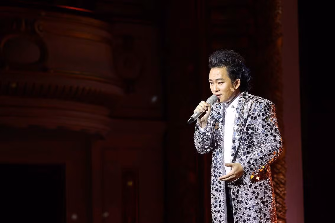 Tùng Dương đã biểu diễn ca khúc Ai Chung Tình Được Mãi tại liveshow riêng.