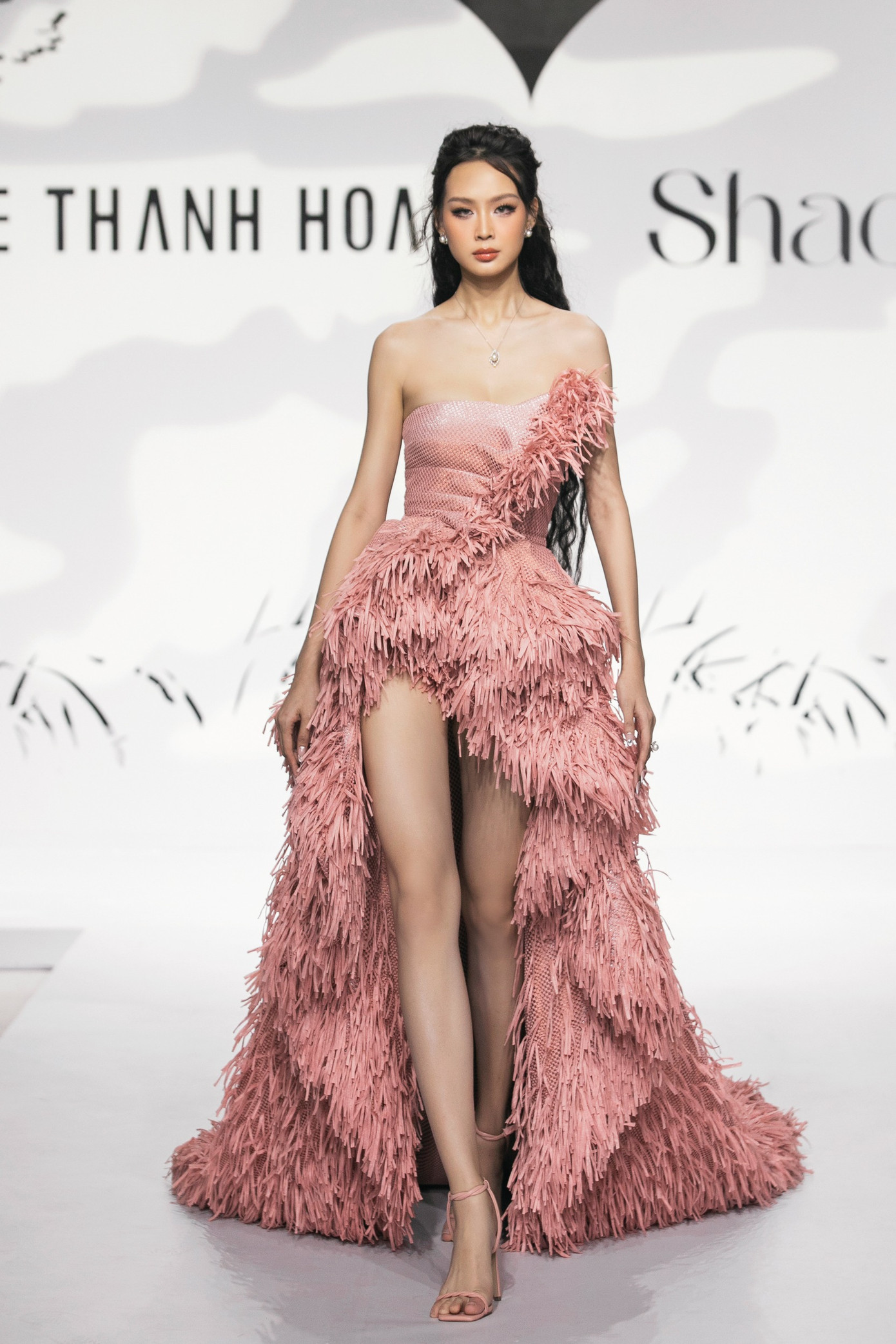 Hoa hậu Liên lục địa Lê Nguyễn Bảo Ngọc gây ấn tượng bởi những bước catwalk mạnh mẽ cùng thần thái tự tin khi đảm nhận vị trí mở màn.