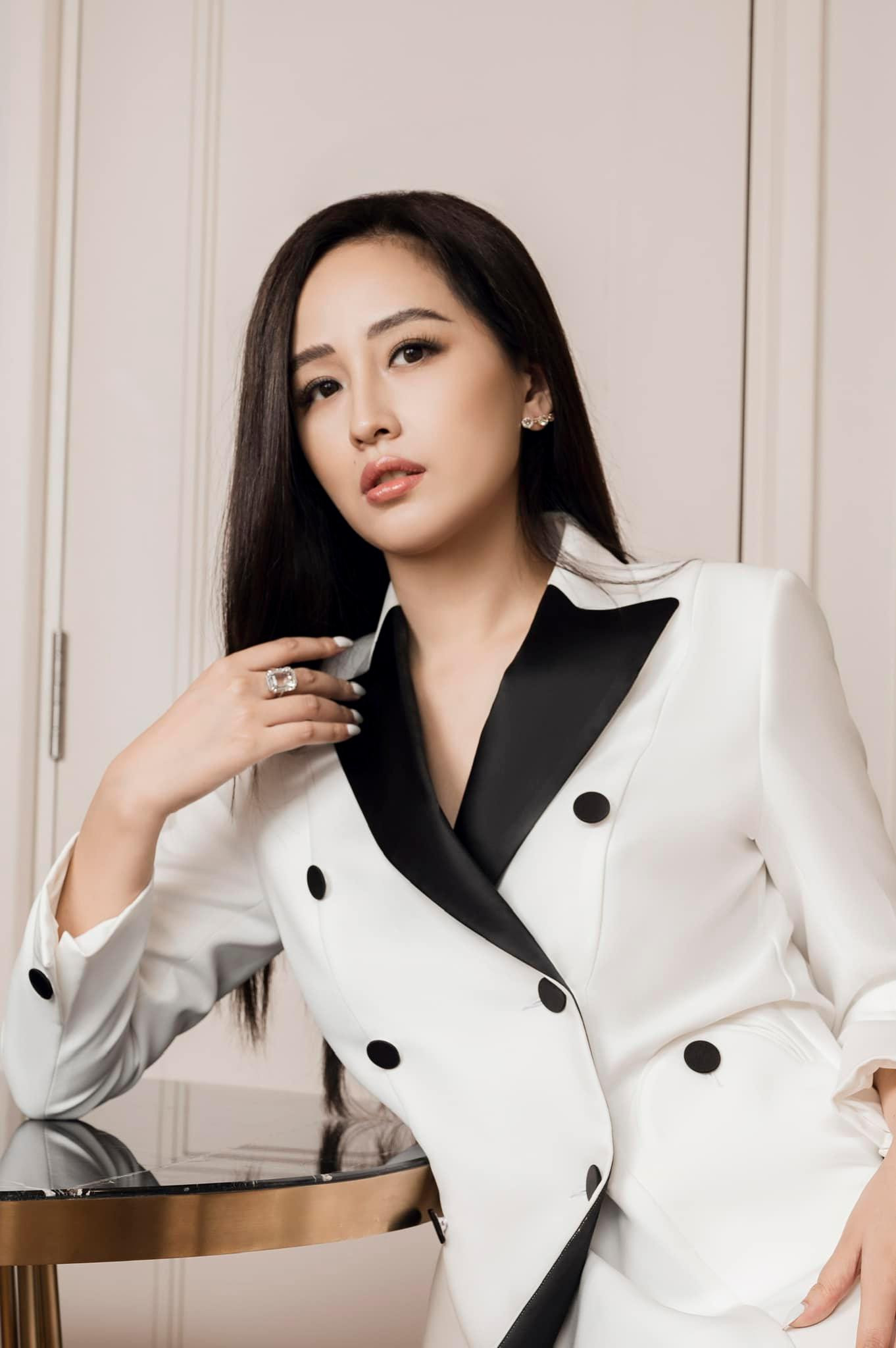 Dù không còn hoạt động nghệ thuật nhưng tên tuổi của nàng hậu vẫn nhận được sự chú ý.