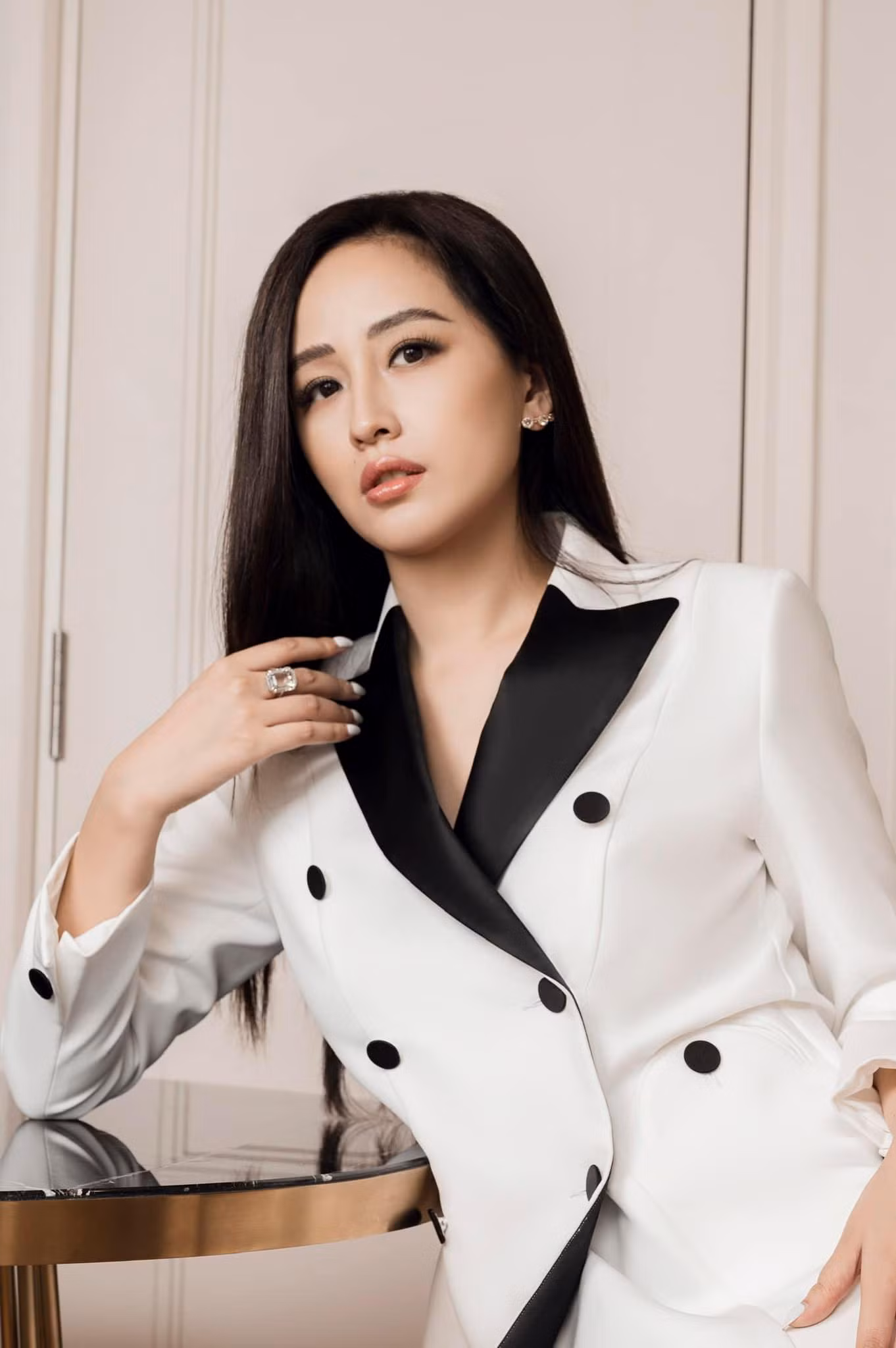 Dù không còn hoạt động nghệ thuật nhưng tên tuổi của nàng hậu vẫn nhận được sự chú ý. Dù không còn hoạt động nghệ thuật nhưng tên tuổi của nàng hậu vẫn nhận được sự chú ý.