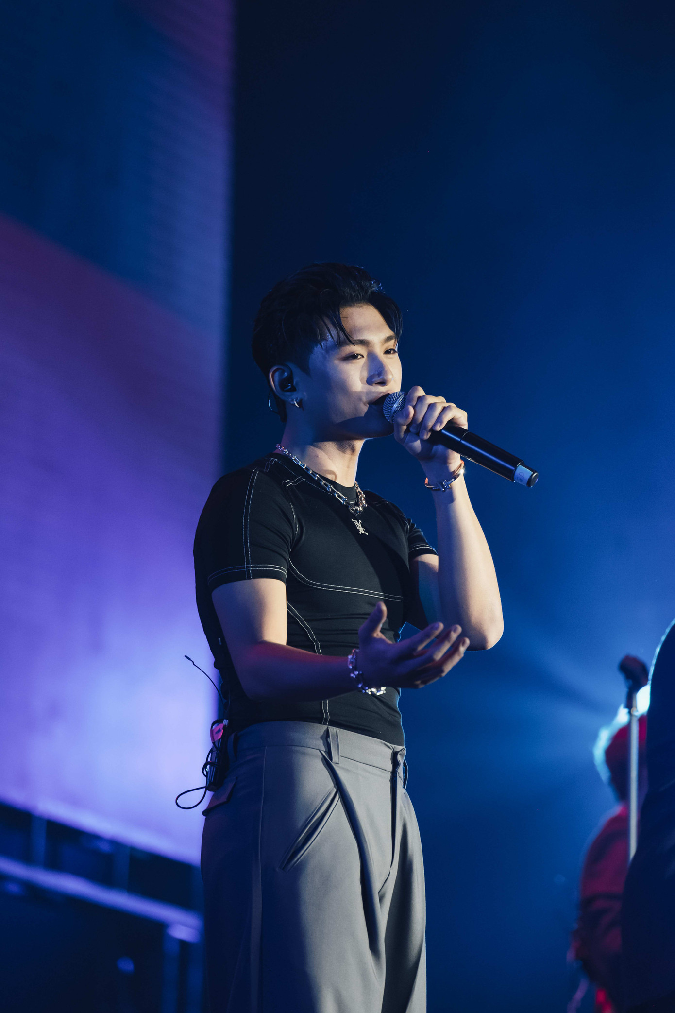 Grey D chiếm trọn spotlight với visual nổi bật.