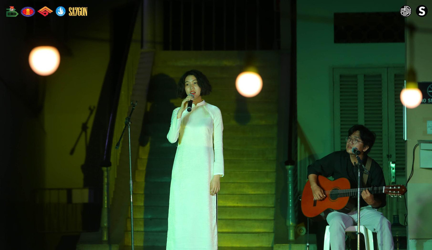 "Hiện tượng nhạc Trịnh" Hoàng Trang đưa khán giả trở về những năm 90 tại Quán Văn, nơi cố nghệ sĩ Trịnh Công Sơn và Khánh Ly đã biểu diễn cho các thanh niên, sinh viên thời ấy. "Hiện tượng nhạc Trịnh" Hoàng Trang đưa khán giả trở về những năm 90 tại Quán Văn, nơi cố nghệ sĩ Trịnh Công Sơn và Khánh Ly đã biểu diễn cho các thanh niên, sinh viên thời ấy.