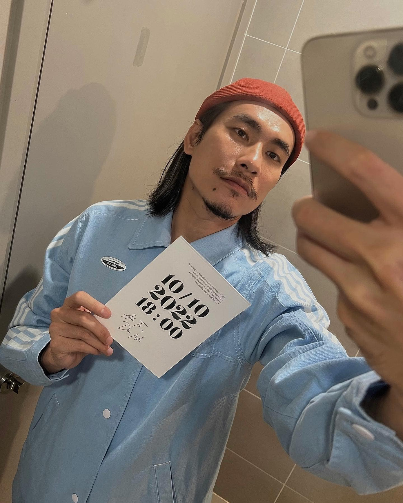 Mái tóc dài và râu ria &quot;rậm rạp&quot; khiến nam diễn viên già đi nhiều tuổi.