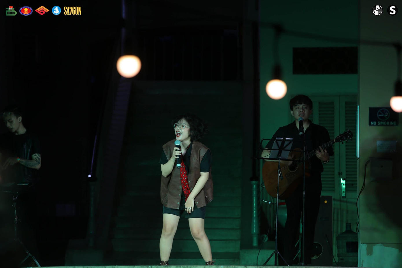 Chu Chu mở màn đêm nhạc bằng nguồn năng lượng tươi mới, sôi nổi. Chu Chu mở màn đêm nhạc bằng nguồn năng lượng tươi mới, sôi nổi.