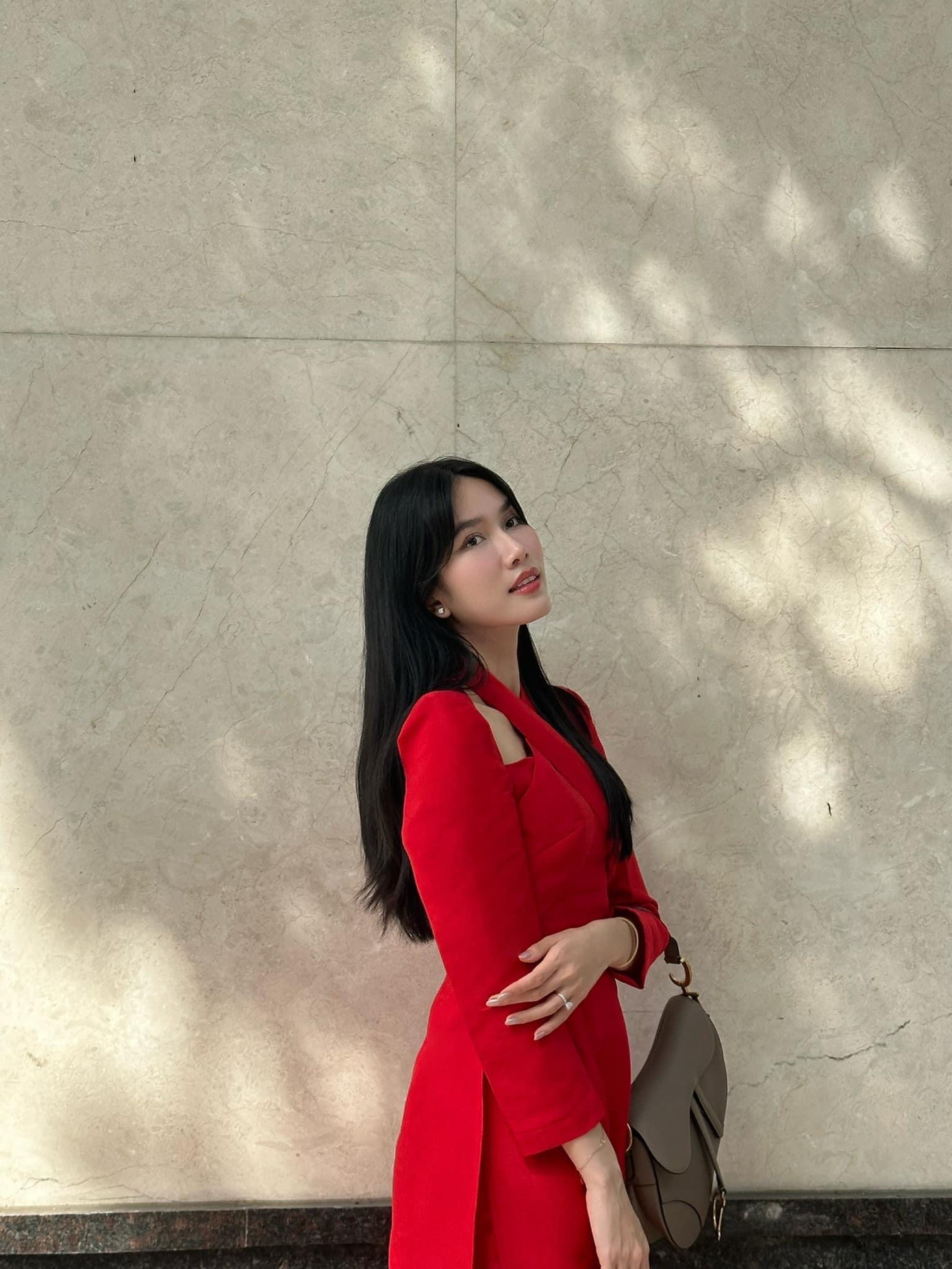 Á hậu Phương Anh đẹp dịu dàng trong áo dài đỏ.