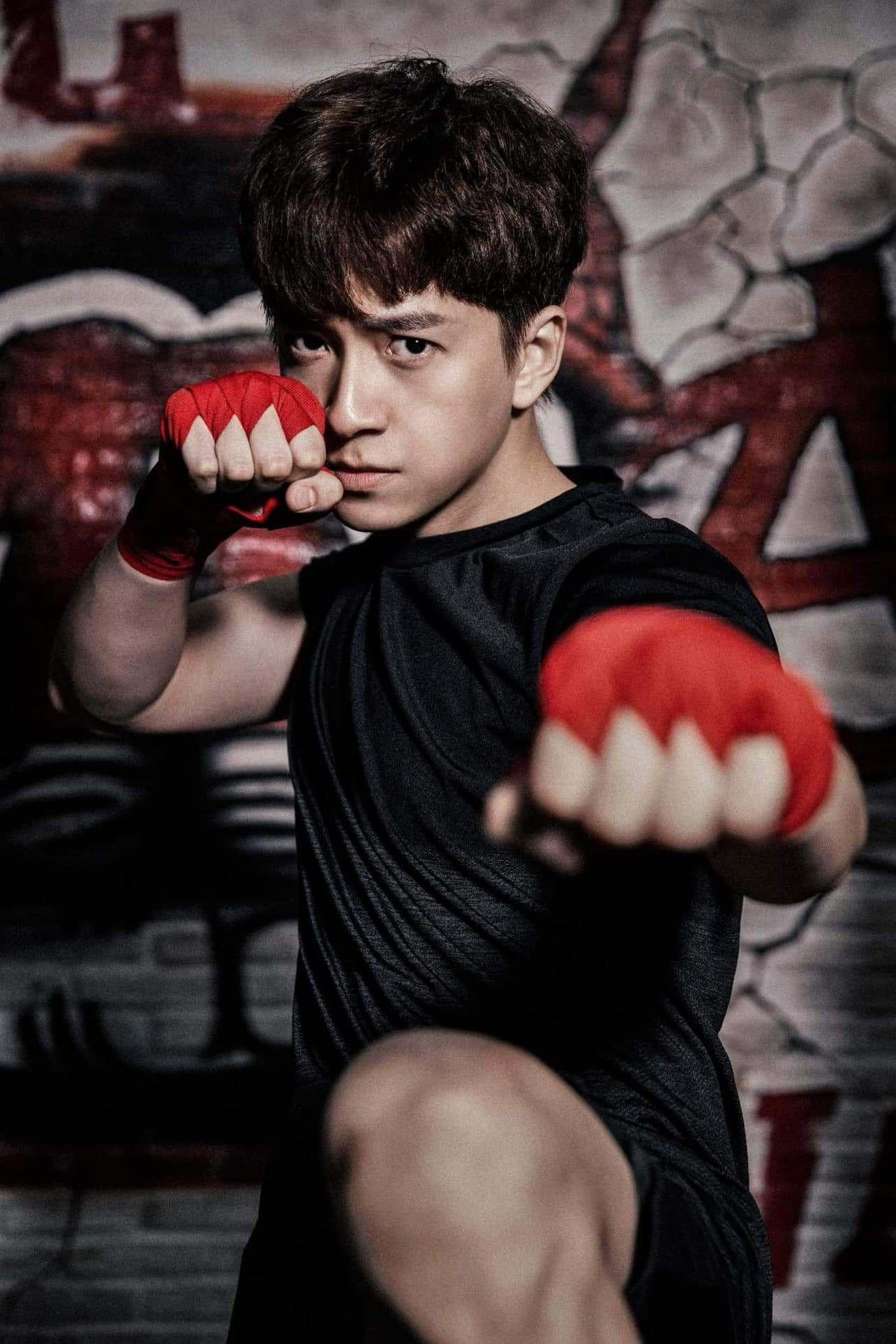 "Thỏ đen" Ngô Kiến Huy tạo dáng mạnh mẽ, đúng chuẩn sẵn sàng "đánh bay Cô-Vy".