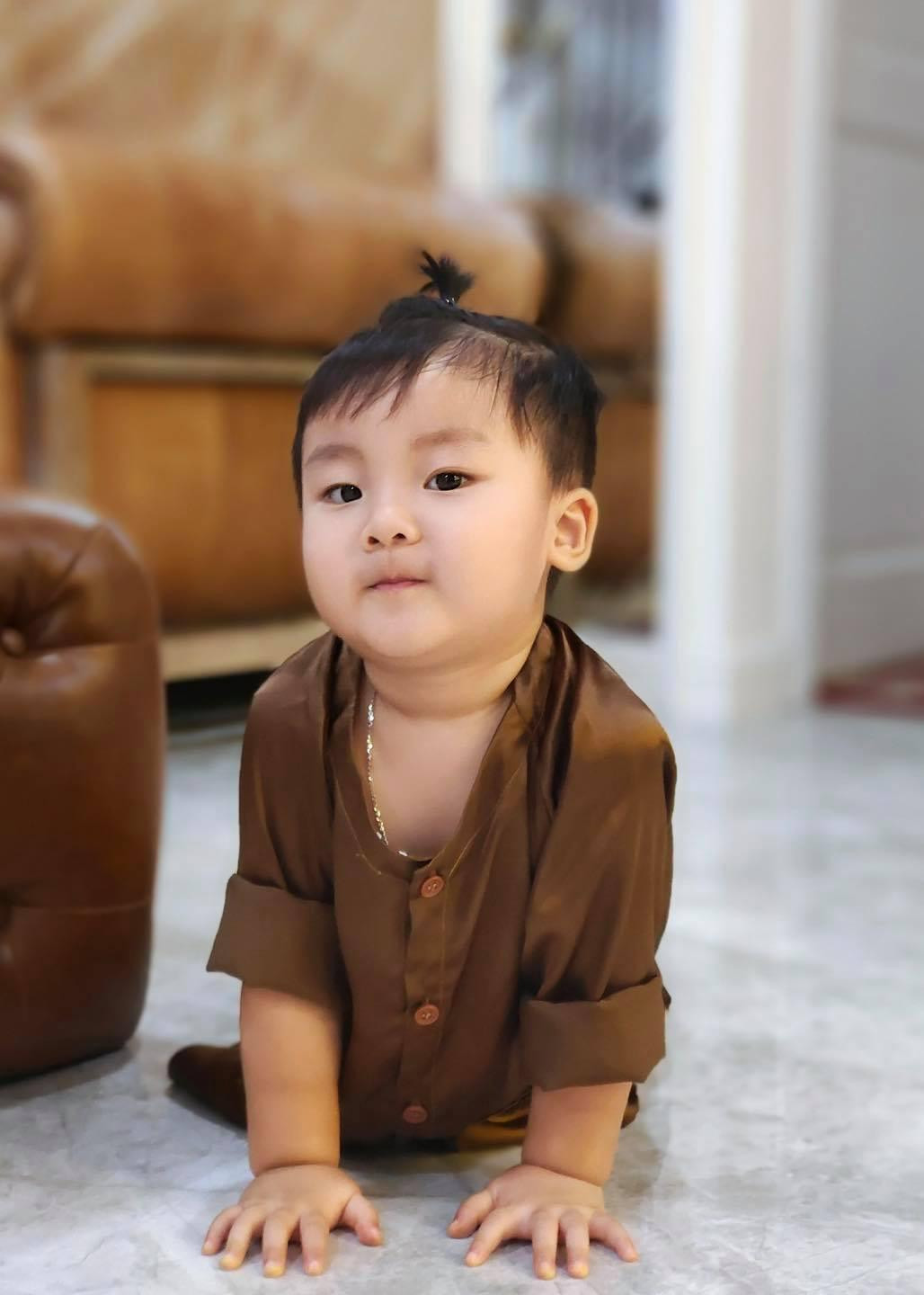 Tuy chưa đầy 2 tuổi, thế nhưng bé Bo đã chiếm hết spotlight của mẹ vì gương mặt đáng yêu và sự lém lỉnh, thông minh. Tuy chưa đầy 2 tuổi, thế nhưng bé Bo đã chiếm hết spotlight của mẹ vì gương mặt đáng yêu và sự lém lỉnh, thông minh.