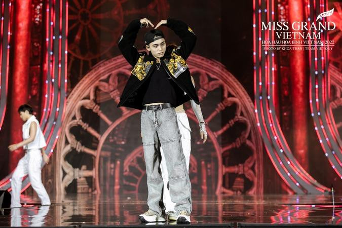 Từ cái tên gây tranh cãi khi mới debut, MONO hiện đại là một trong những gương mặt nghệ sĩ trẻ thường xuyên xuất hiện trên các sân khấu lớn.