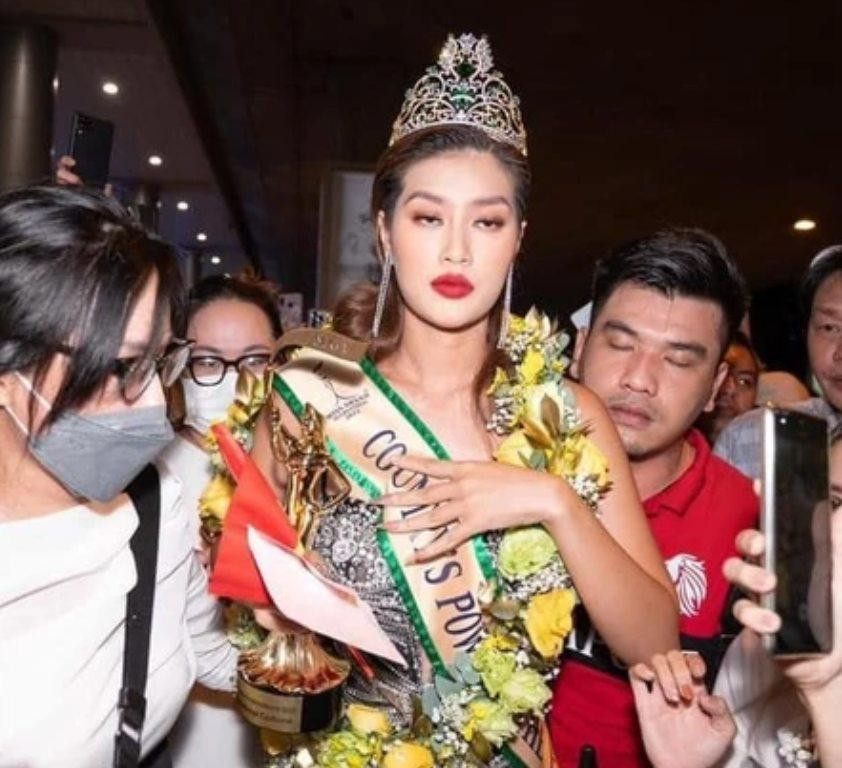 Biểu cảm &quot;ô dề&quot; của Thiên Ân trong ngày đầu về nước khiến các fan không thể nhịn cười.