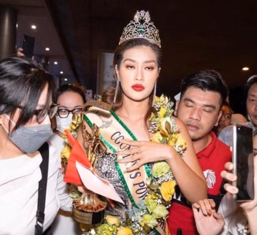 Biểu cảm "ô dề" của Thiên Ân trong ngày đầu về nước khiến các fan không thể nhịn cười.