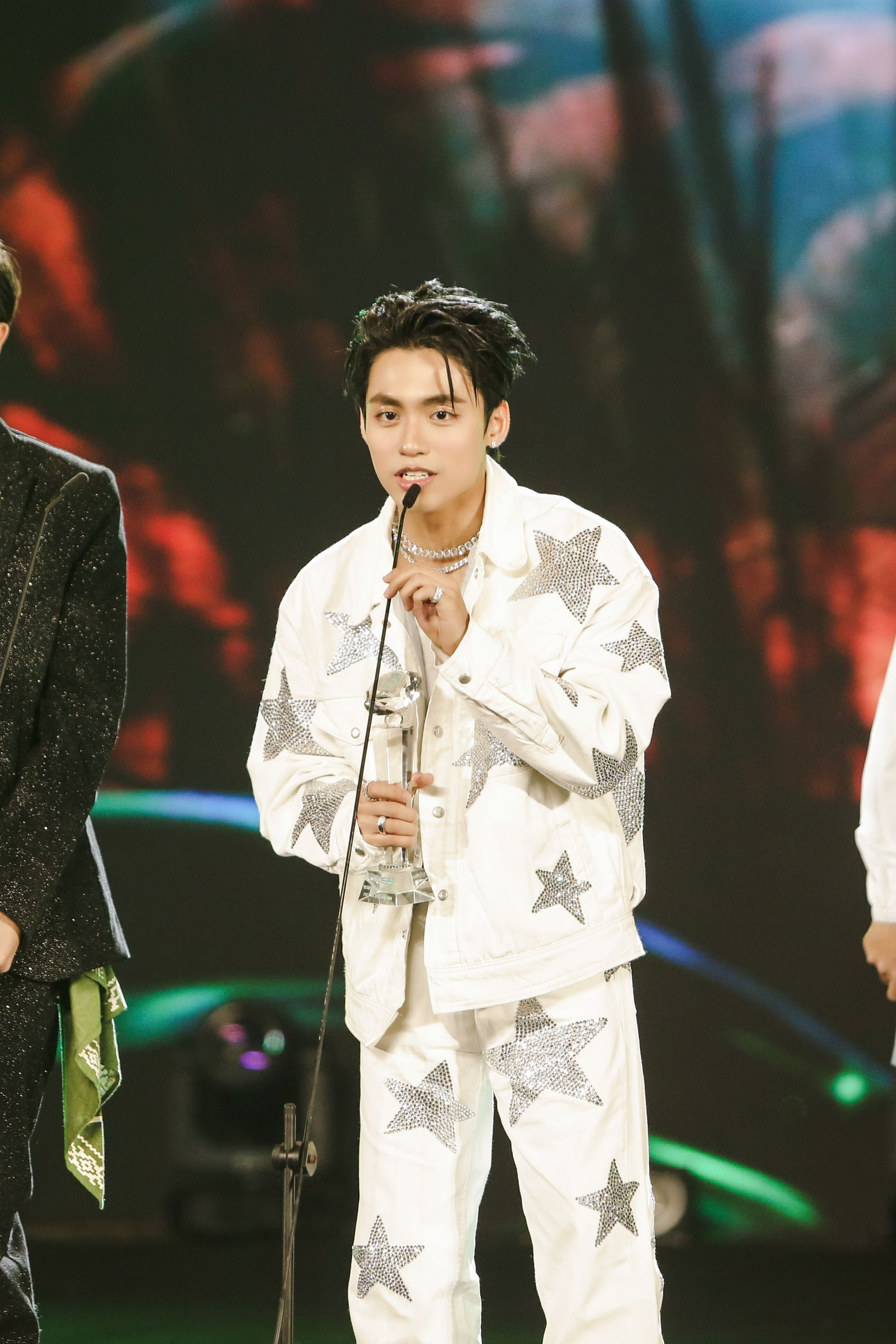 MONO mang về loạt giải thưởng lớn khi chỉ mới debut chưa được nửa năm.