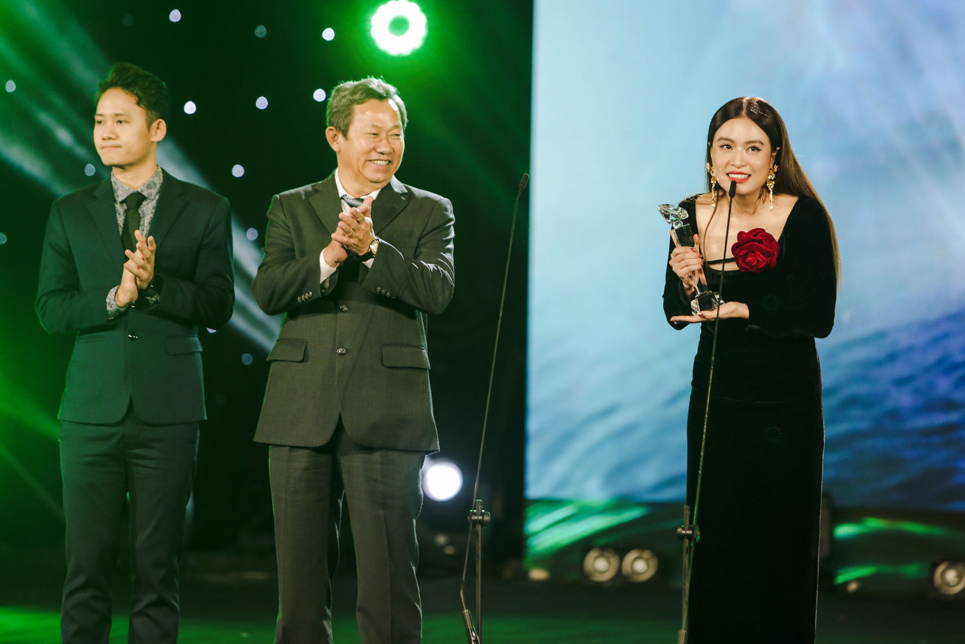 Hoàng Thùy Linh &quot;bội thu&quot; giải thưởng.