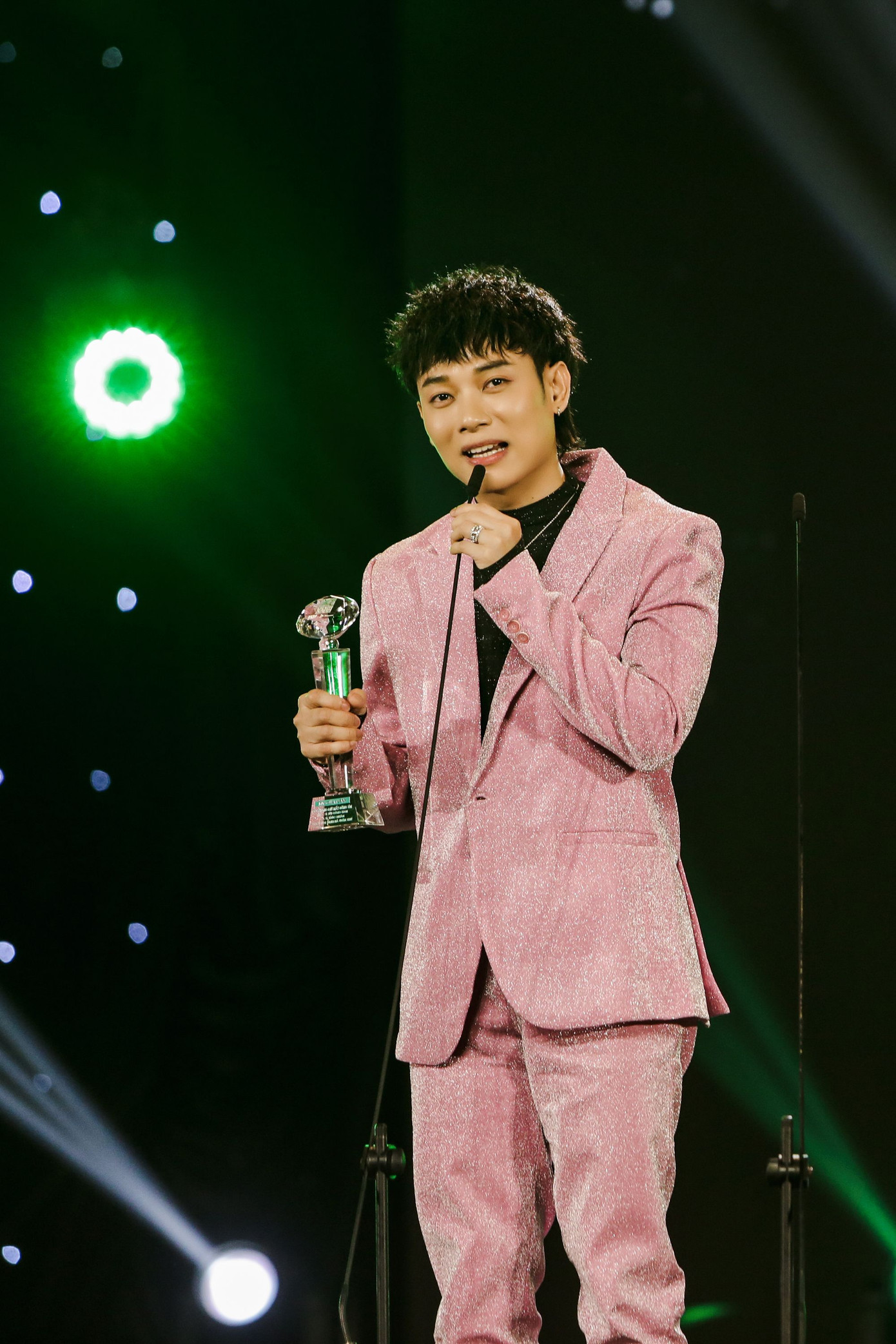 Sau 8 năm kể từ giải thưởng &quot;Nam ca sĩ triển vọng&quot;, Trúc Nhân đã có một bước tiến vượt bậc với &quot;Nam ca sĩ của năm&quot;.