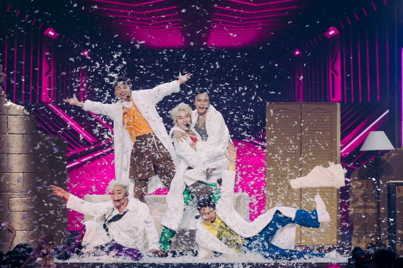 Trong 5 phần trình diễn, nhóm Anh Tài Đa Sắc có phần mờ nhạt hơn khi các "anh tài" đều chưa có sự đột phá, bùng nổ đáng kể. Trong 5 phần trình diễn, nhóm Anh Tài Đa Sắc có phần mờ nhạt hơn khi các "anh tài" đều chưa có sự đột phá, bùng nổ đáng kể.