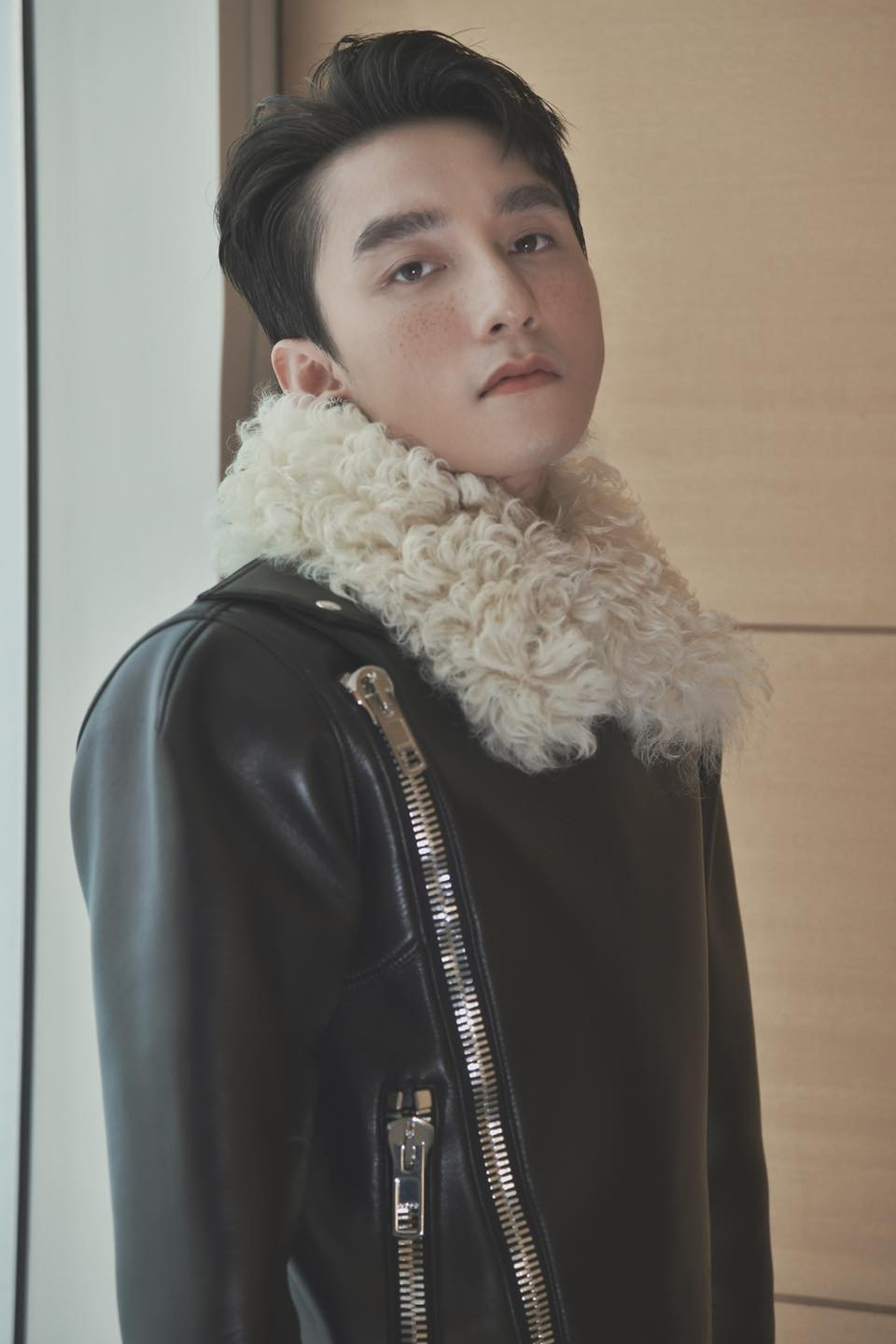 Tuy nhiên, visual &quot;chất lượng&quot; với phong cách make-up tàn nhang và thần thái tự tin đã giúp nam ca sĩ &quot;vớt vát&quot; lại tổng thể.