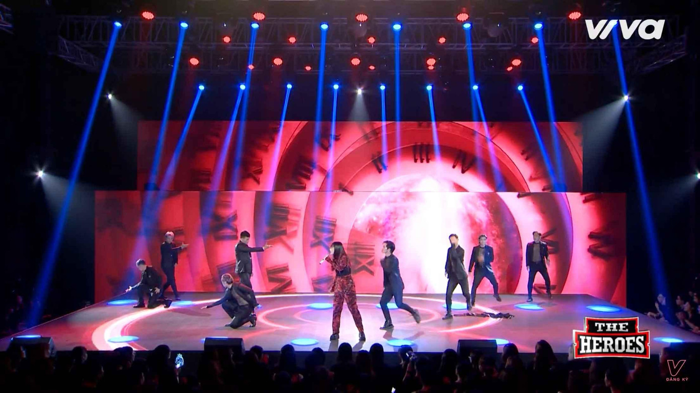 Kết cấu sân khấu phân tầng "y xì" The Remix 3 mùa trước tạo cảm giác cũ kỹ. Kết cấu sân khấu phân tầng "y xì" The Remix 3 mùa trước tạo cảm giác cũ kỹ.