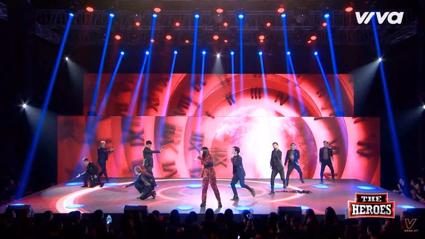 Kết cấu sân khấu phân tầng "y xì" The Remix 3 mùa trước tạo cảm giác cũ kỹ.