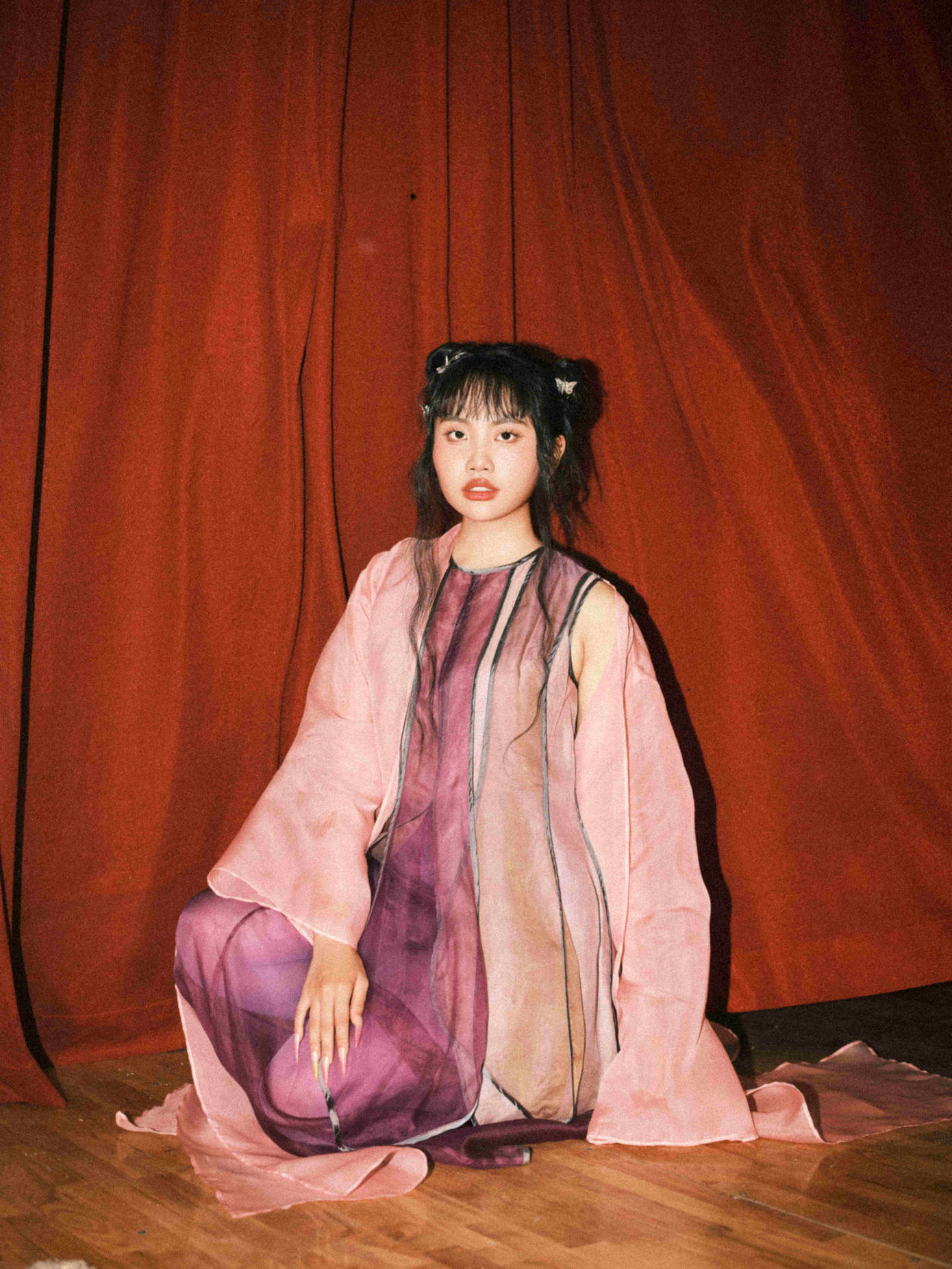 Phương Mỹ Chi được nhận xét là có sự khác biệt với đàn chị Hoàng Thùy Linh.