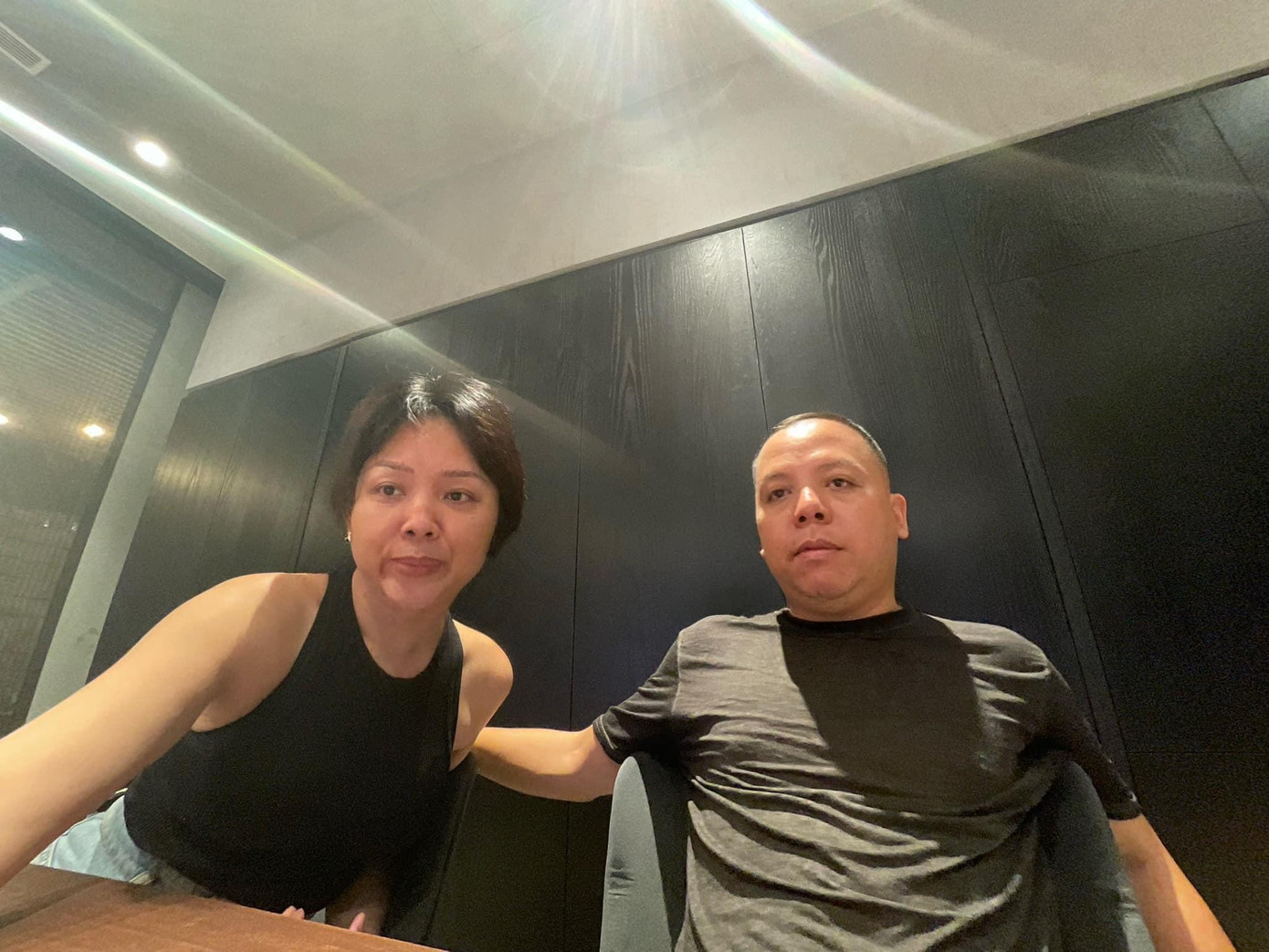 &quot;Em tưởng Touliver chụp hình với dì vợ&quot; - trích từ bình luận của một netizen.