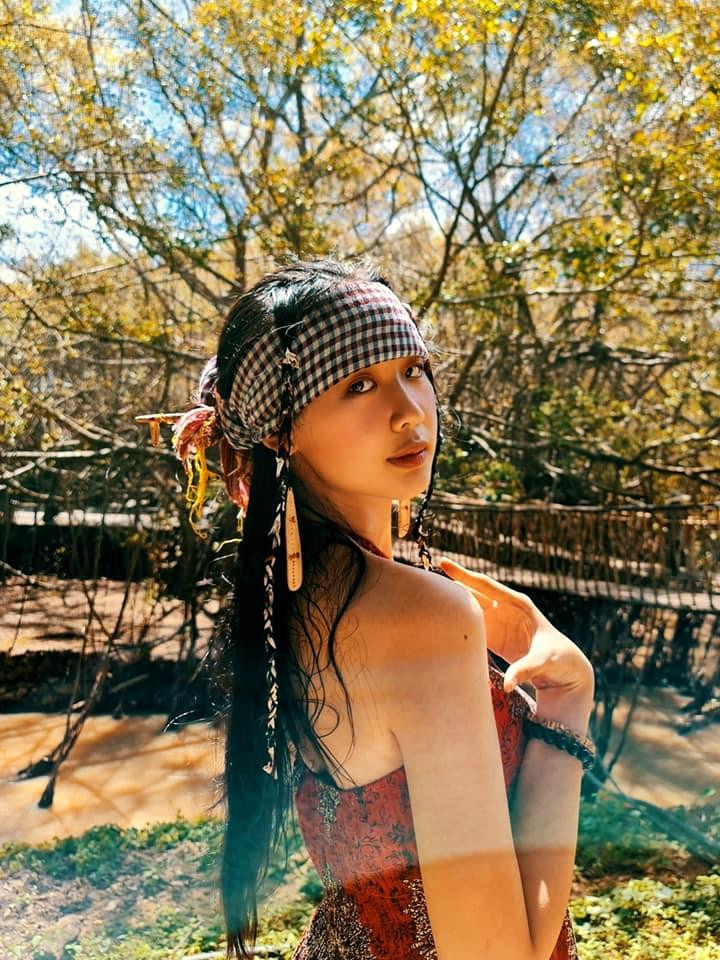 Bảo Ngọc trở nên đặc biệt cuốn hút với phong cách bohemian phóng khoáng.