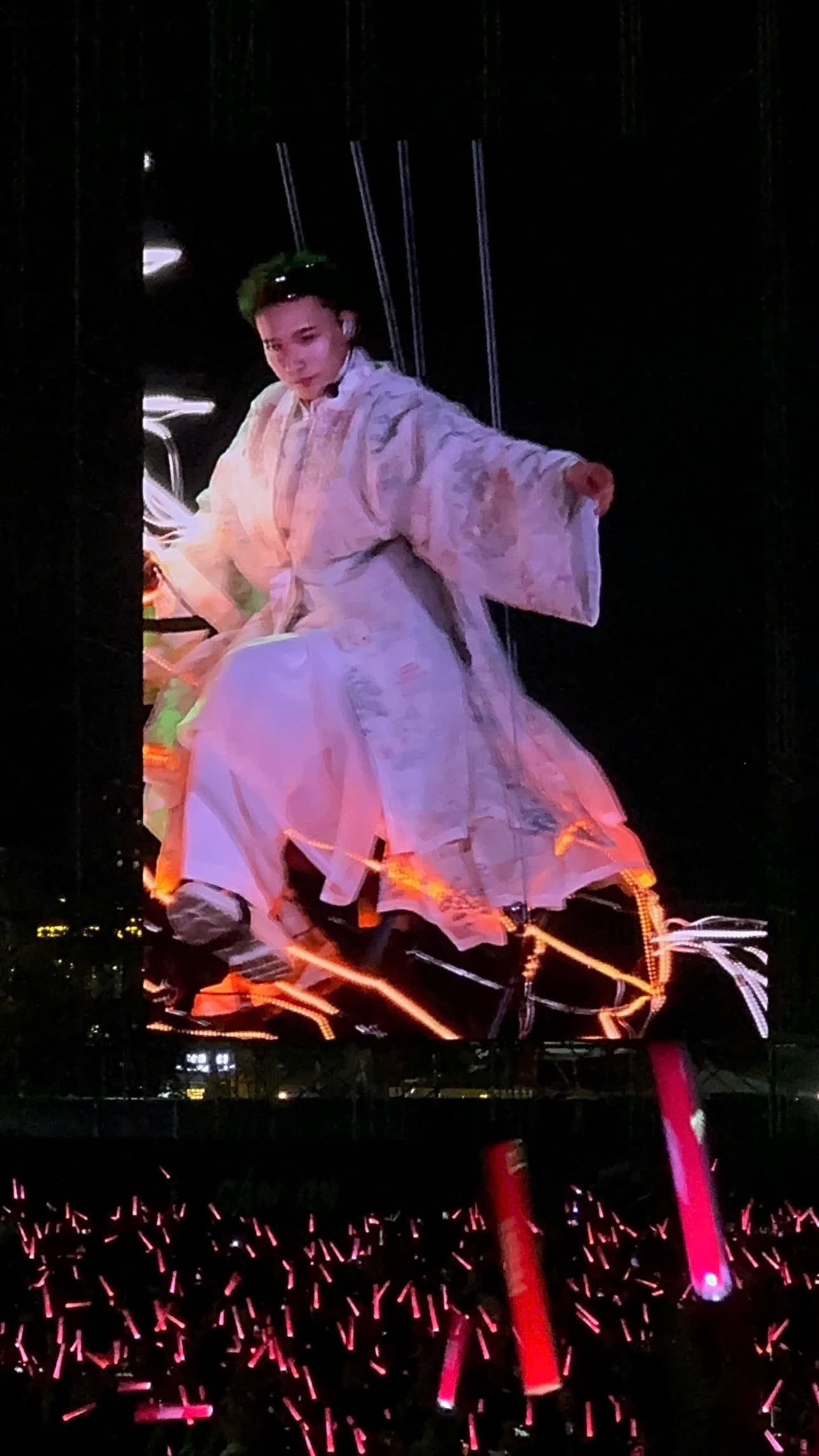 Hình ảnh S.T Sơn Thạch cưỡi ngựa &quot;bay&quot; trong không trung, chứng minh đã vượt qua được &quot;chông gai&quot; - nỗi sợ độ cao nhận về nhiều sự thán phục. Nguồn: @fcs.tsonthachhanoi