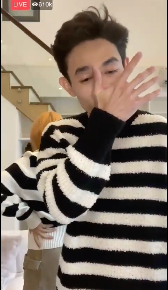 Hồng Thanh xuất hiện cùng một cô gái, gây hoang mang khi mặc áo có hoạt tiết giống nhau.