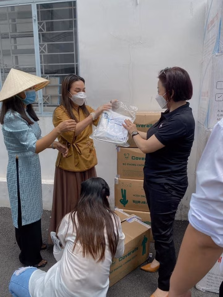 Hình ảnh Phi Nhung đi thiện nguyện giữa đại dịch khiến người hâm mộ xúc động.