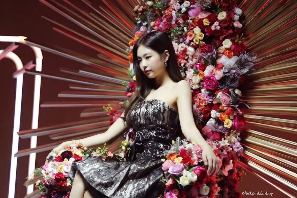 Cảnh quay của Chi Pu cũng có phần tương đồng với một concept do Jennie (Blackpink) thể hiện.