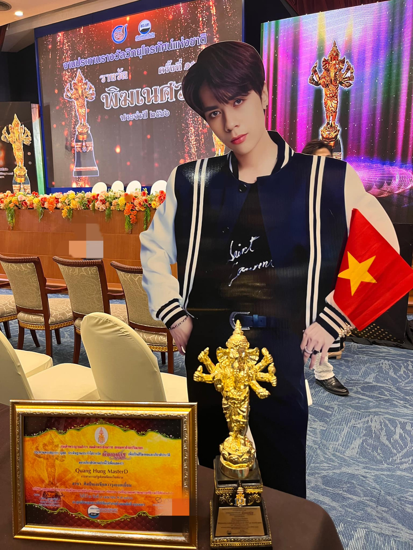 Vì Quang Hùng MasterD không thể đến dự, Muzik đã "chơi lớn" khi mang cả banner của anh chàng đến lễ trao giải. Vì Quang Hùng MasterD không thể đến dự, Muzik đã "chơi lớn" khi mang cả banner của anh chàng đến lễ trao giải.