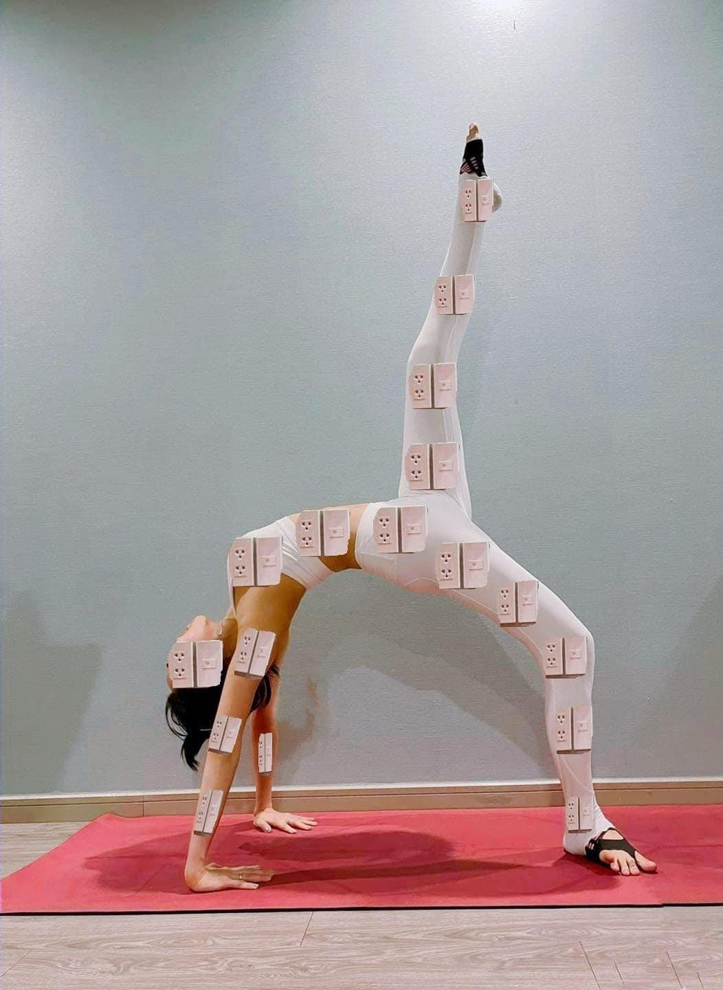 Cũng xoá ổ điện trên tường rồi đó, nhưng mà nó... lạ lắm!