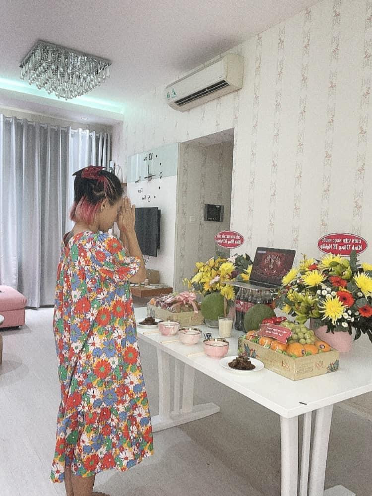 Ngọc Phước thực hiện nghi thức cúng tổ tại nhà với mâm cỗ, hoa, trái cây vô cùng tươm tất. Ngọc Phước thực hiện nghi thức cúng tổ tại nhà với mâm cỗ, hoa, trái cây vô cùng tươm tất.