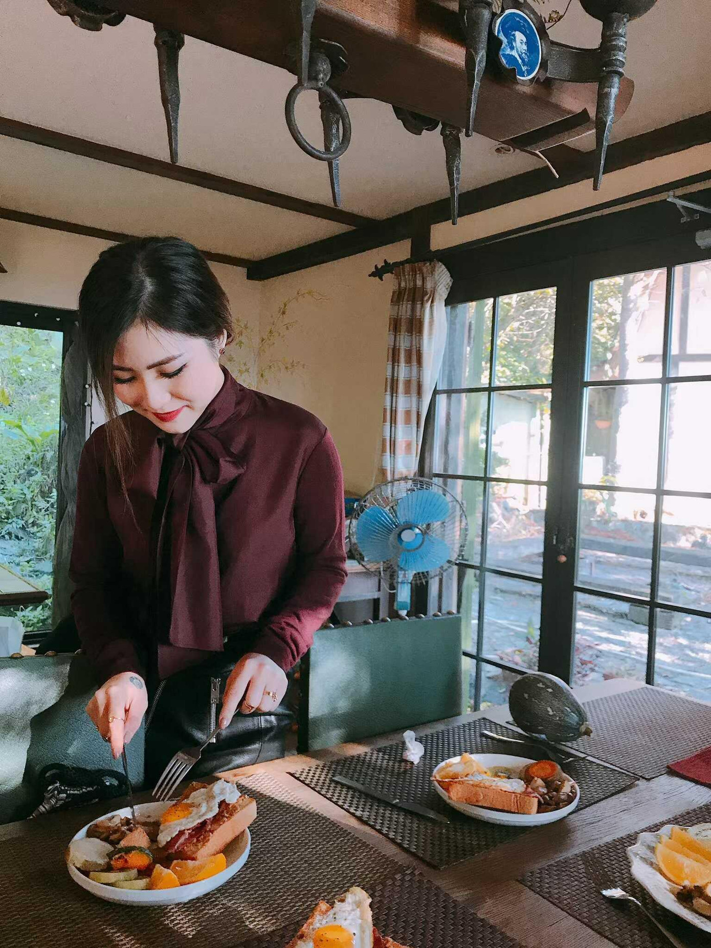 Sau 2 năm du học, Hương Tràm thường xuyên cập nhật tình hình cuộc sống tại Mỹ. Sau 2 năm du học, Hương Tràm thường xuyên cập nhật tình hình cuộc sống tại Mỹ.